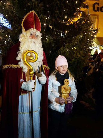 der-nikolausmarkt-am-schrannenplatz-in-der-altstadt-von-füssen