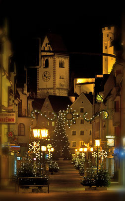 geschmückte-weihnachtsbäume-in-der-innenstadt-von-füssen