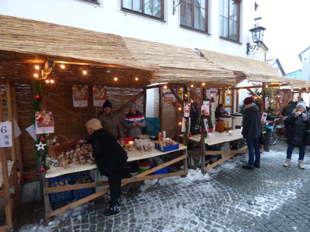 stand-an-nikolausmarkt-in-der-füssener-altstadt